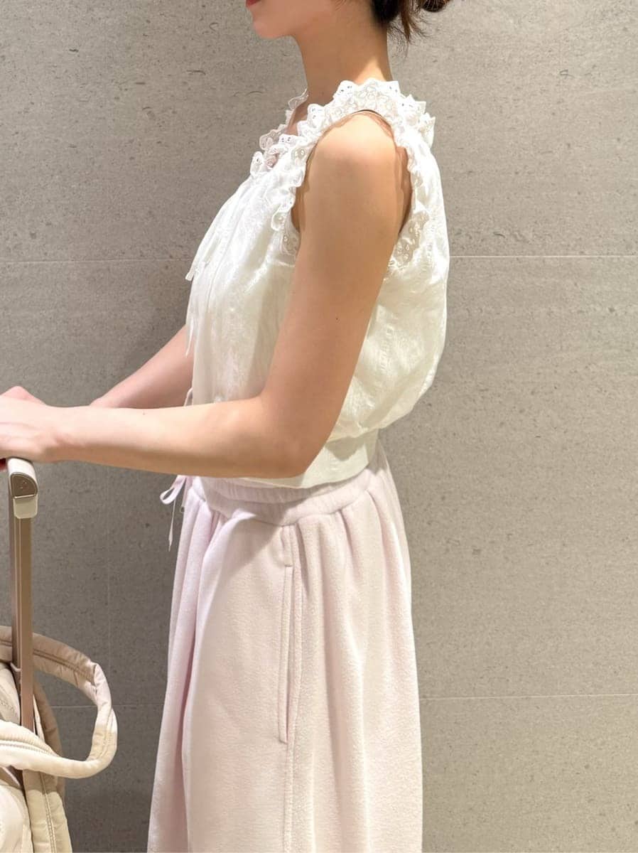 ホワイト系のシャツ/ブラウス、ブラウン系のサンダル、ホワイト系のボストンバッグを着用したレディースの夏コーディネートの3枚目の写真