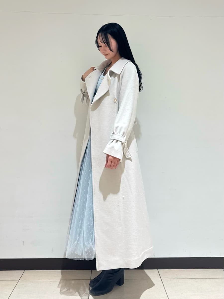 ホワイト系のショルダーバッグ、ブルー系のワンピース、ホワイト系のチェスターコートを着用したレディースの秋コーディネートの3枚目の写真