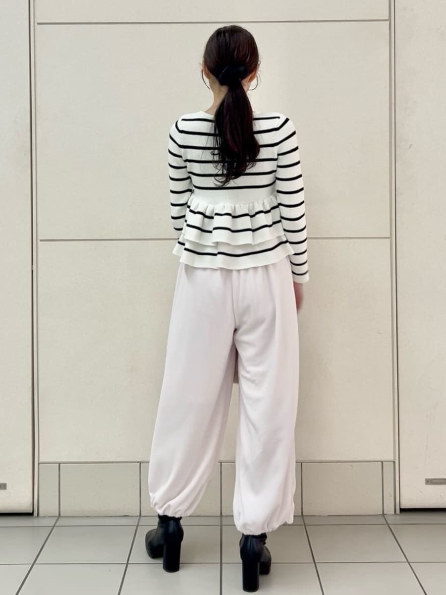 ピンク系のその他パンツ、その他のニット/セーター、ベージュ系のショルダーバッグを着用したレディースの秋コーディネートの4枚目の写真