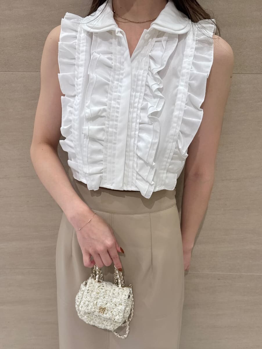 ホワイト系のシャツ/ブラウス、ホワイト系のスカート、ホワイト系のショルダーバッグを着用したレディースの夏コーディネートの4枚目の写真