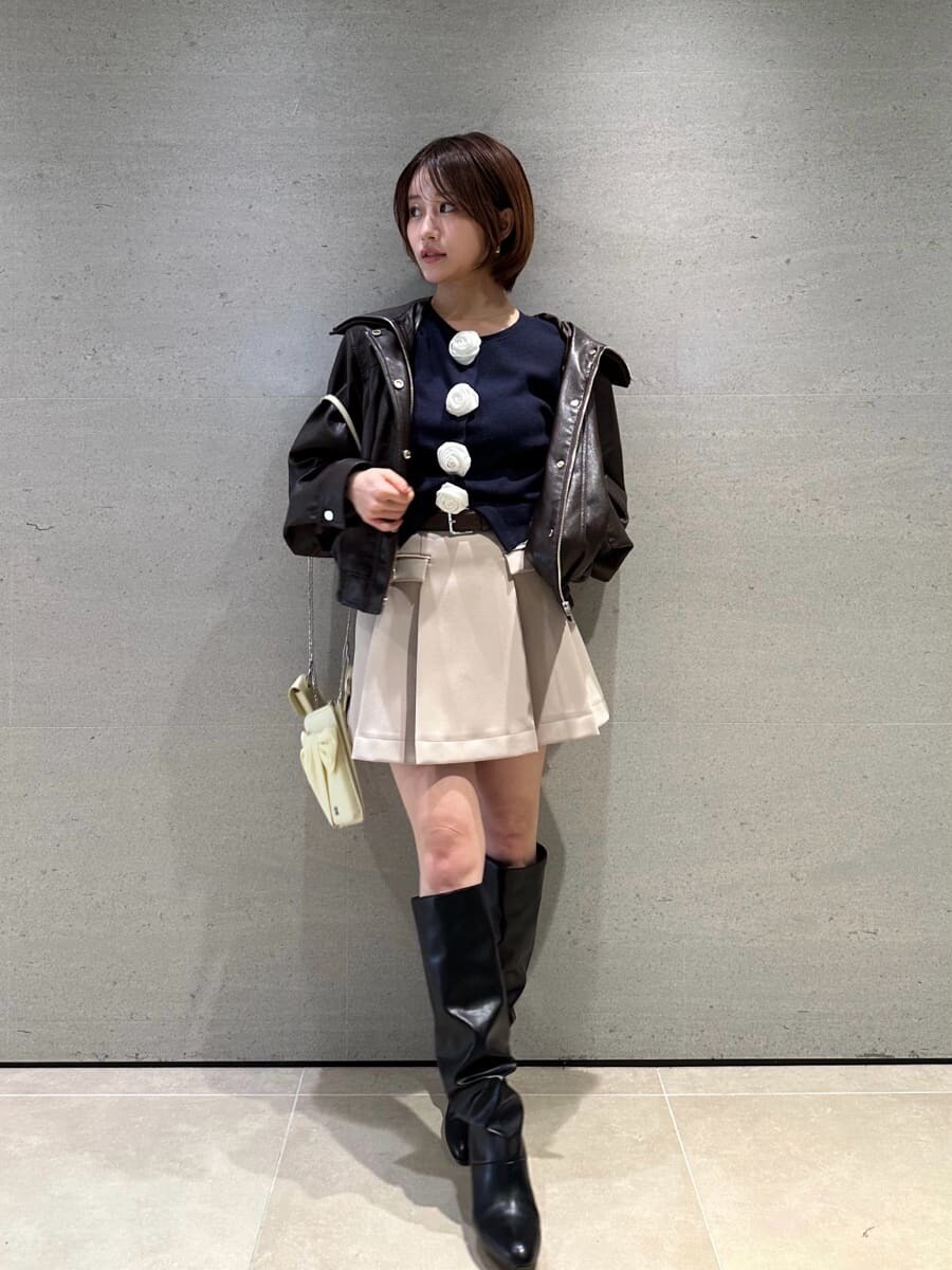 ブラック系のブーツ、ブラウン系のブルゾン、ベージュ系のスカートを着用したレディースの冬コーディネートの5枚目の写真