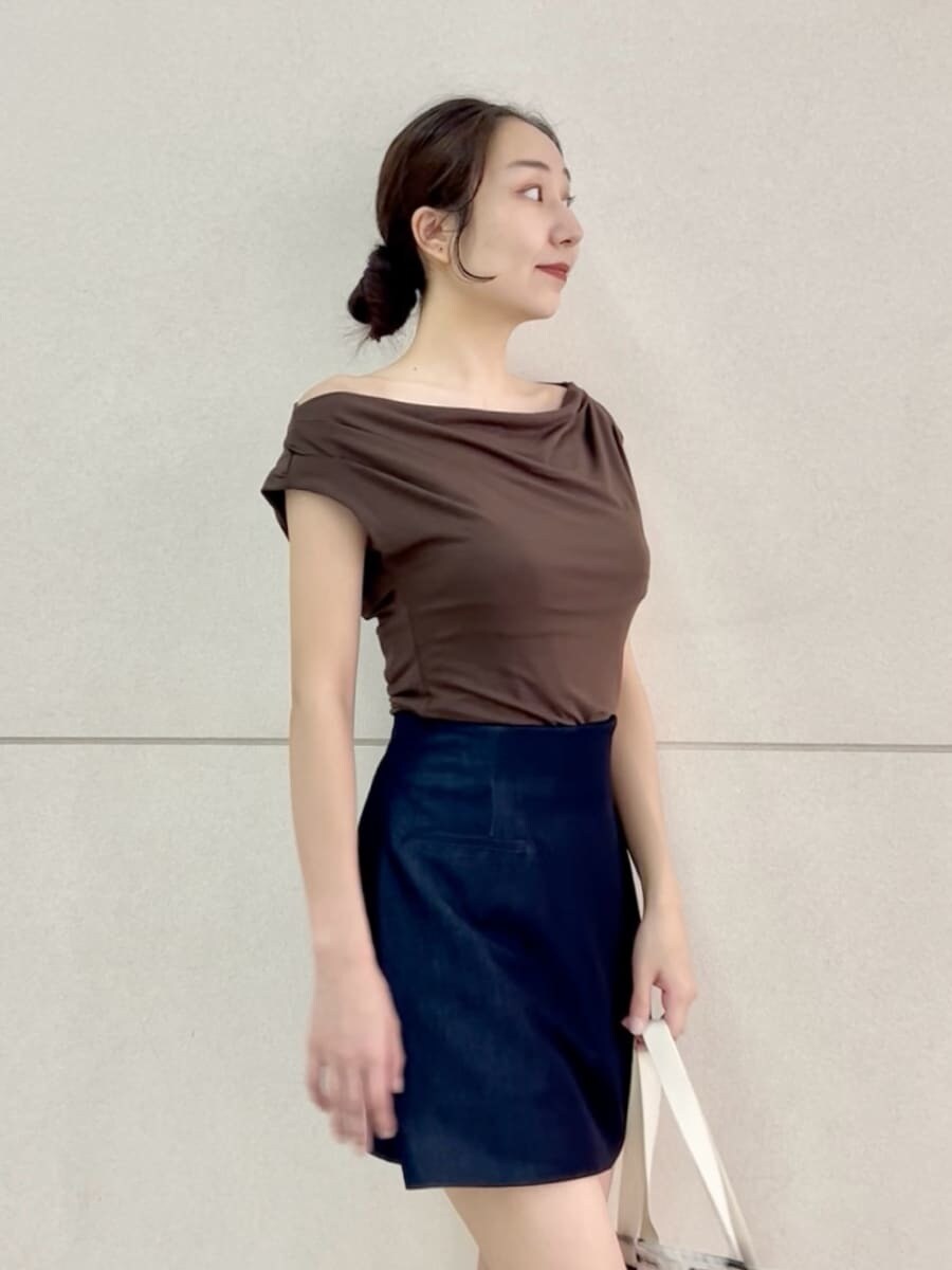 ブルー系のその他パンツ、ブラウン系のTシャツ/カットソー、ホワイト系のトートバッグを着用したレディースの夏コーディネートの6枚目の写真