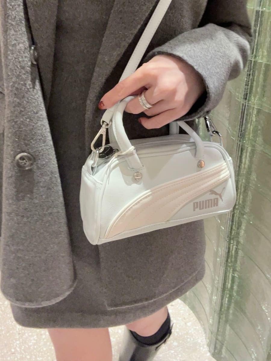 ブラック系のブーツ、グレー系のテーラードジャケット、グレー系のワンピースを着用したレディースの秋コーディネートの8枚目の写真