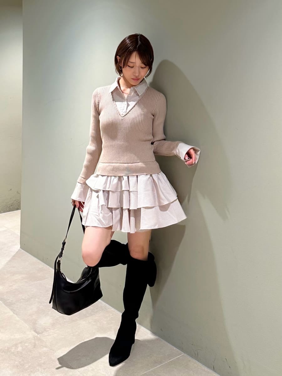 ベージュ系のワンピース、その他のブーツ、ブラック系のショルダーバッグを着用したレディースの秋コーディネートの3枚目の写真