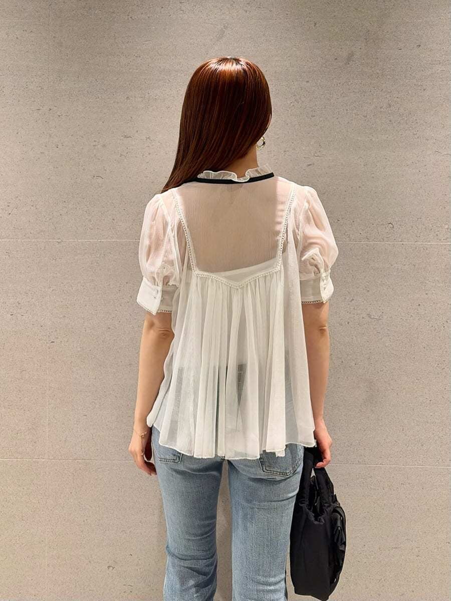 ブルー系のデニムパンツ、イエロー系のパンプス、その他のシャツ/ブラウスを着用したレディースの春コーディネートの9枚目の写真
