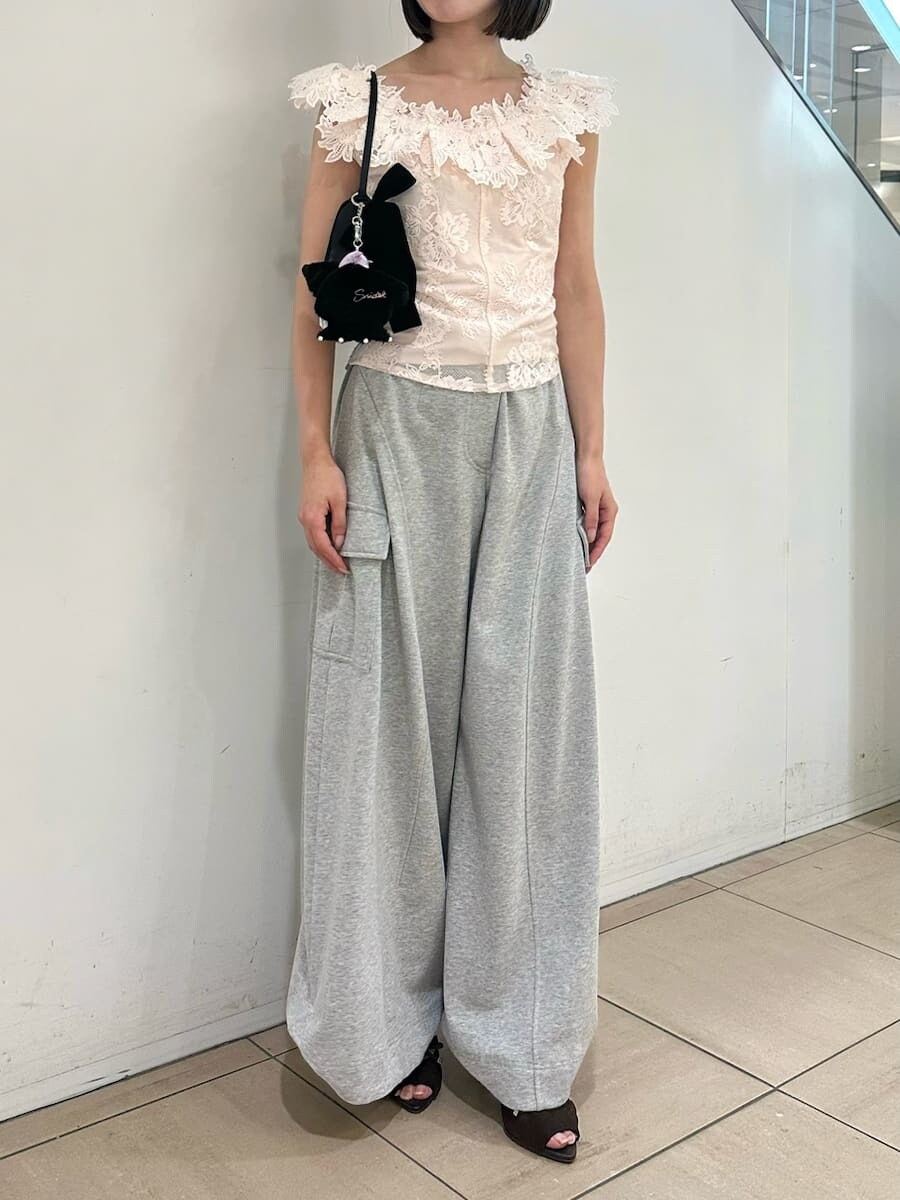 グレー系のその他パンツ、ピンク系のTシャツ/カットソー、ブラウン系のサンダルを着用したレディースの夏コーディネートの3枚目の写真