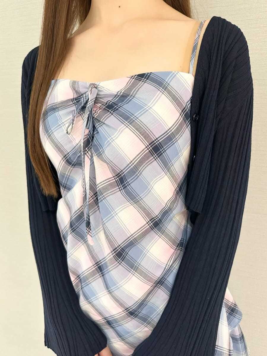 ブルー系のワンピース、ブルー系のカーディガン/ボレロ、ブラック系のハンドバッグを着用したレディースの秋コーディネートの4枚目の写真