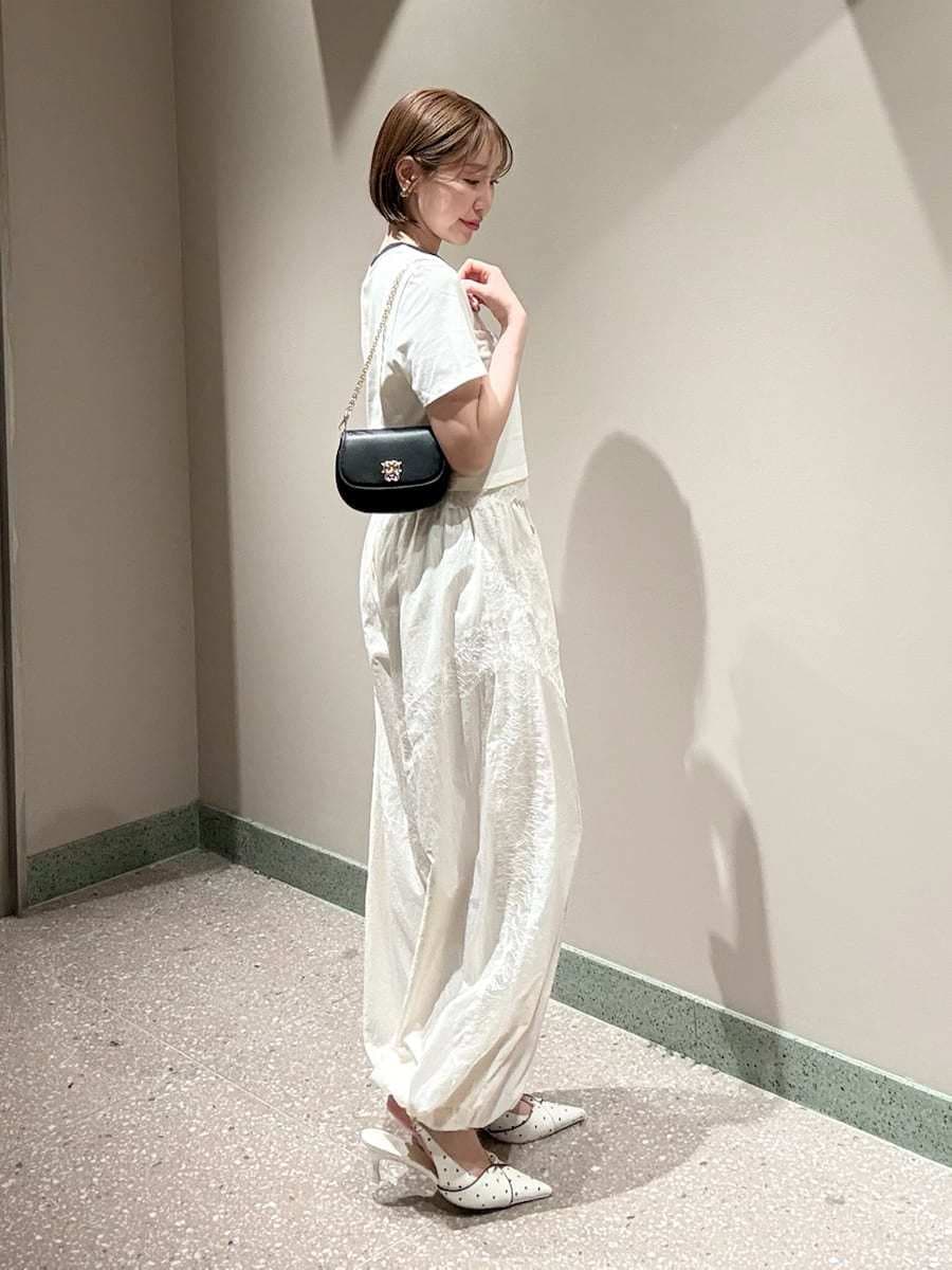 ホワイト系のその他パンツ、ホワイト系のTシャツ/カットソー、その他のパンプスを着用したレディースの春コーディネートの2枚目の写真