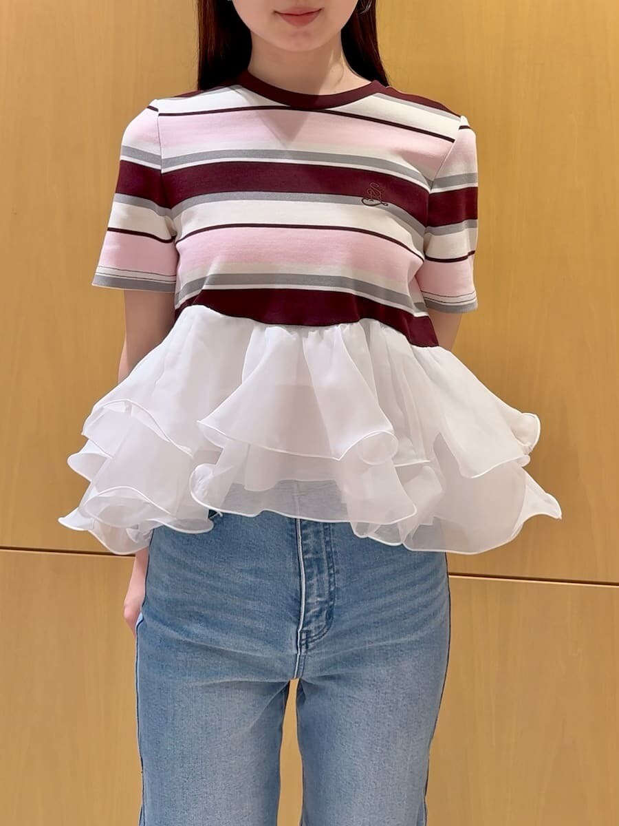 ブルー系のデニムパンツ、ピンク系のTシャツ/カットソー、ホワイト系のショルダーバッグを着用したレディースの春コーディネートの4枚目の写真