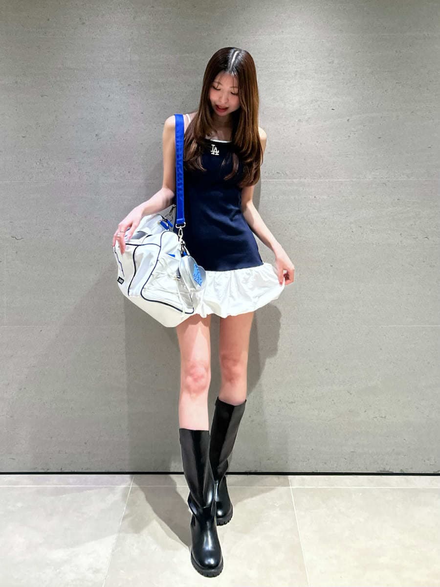 ブルー系のワンピース、ブルー系のシャツ/ブラウス、シルバー系のキーケース/キーアクセサリーを着用したレディースの春コーディネートの2枚目の写真