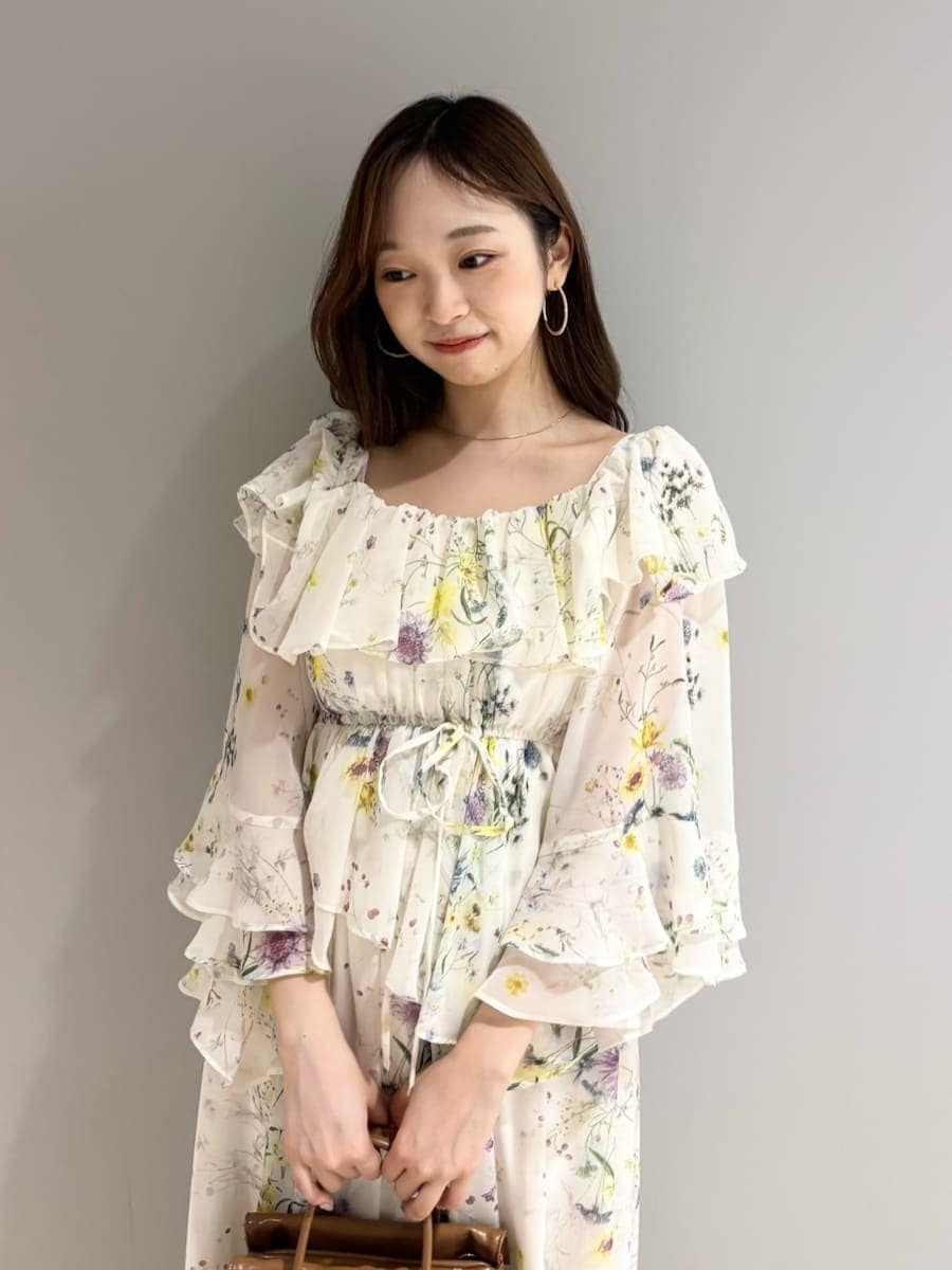 その他のワンピース、イエロー系のボストンバッグ、ブラウン系のブーツを着用したレディースの秋コーディネートの5枚目の写真