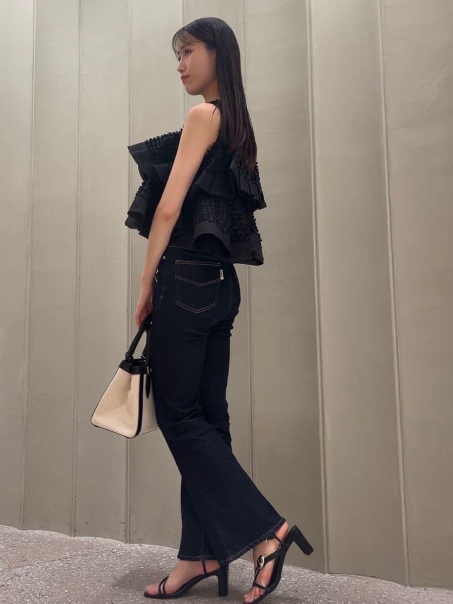 ブルー系のその他パンツ、ブラック系のシャツ/ブラウス、ホワイト系のハンドバッグを着用したレディースの春コーディネートの4枚目の写真