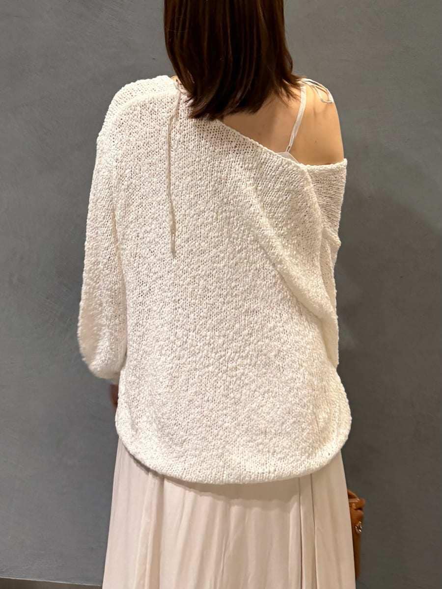 ホワイト系のワンピース、イエロー系のボストンバッグを着用したレディースの冬コーディネートの7枚目の写真