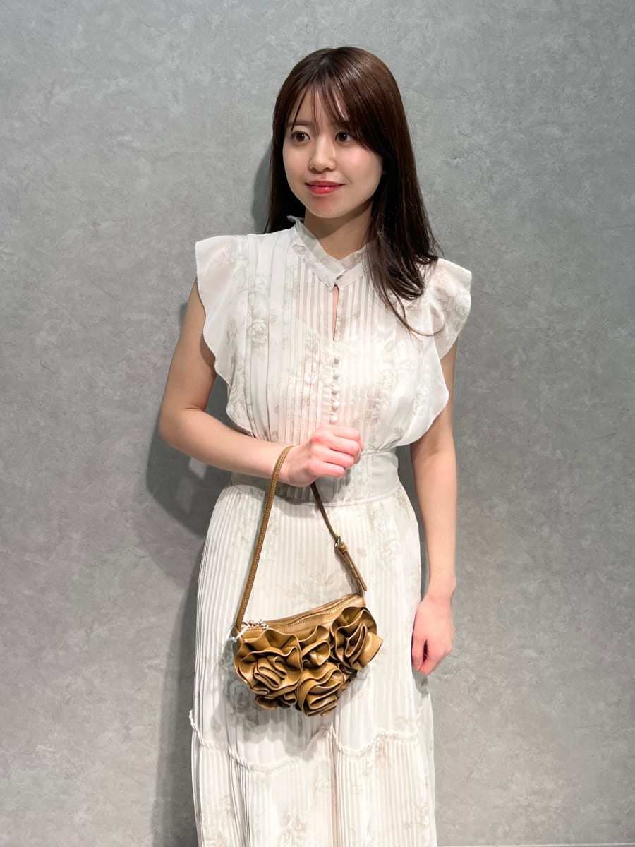 ホワイト系のテーラードジャケット、ピンク系のワンピース、ブラウン系のパンプスを着用したレディースの春コーディネートの5枚目の写真