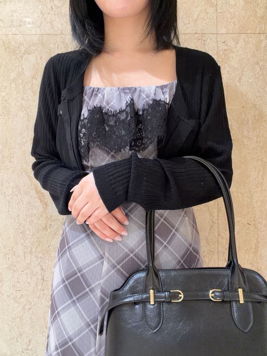 グレー系のワンピース、グレー系のカーディガン/ボレロ、ブラック系のサンダルを着用したレディースの夏コーディネートの4枚目の写真