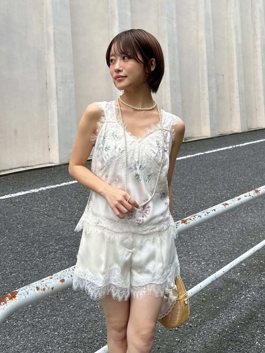 ホワイト系のかごバッグ、その他のキャミソール、ホワイト系のその他パンツを着用したレディースの夏コーディネートの2枚目の写真