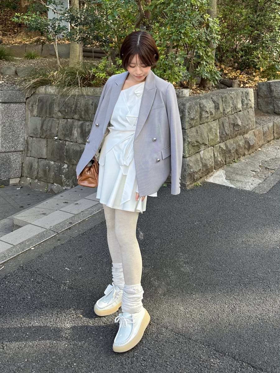 ホワイト系のテーラードジャケット、ホワイト系のその他パンツ、ホワイト系のその他シューズを着用したレディースの冬コーディネートの4枚目の写真