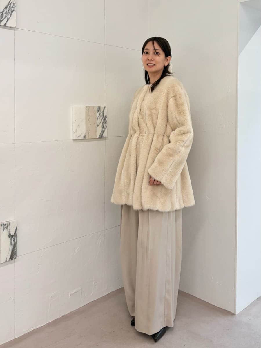 ベージュ系のその他パンツ、ブラウン系のキャミソール、ブラウン系のカーディガン/ボレロを着用したレディースの秋コーディネートの5枚目の写真