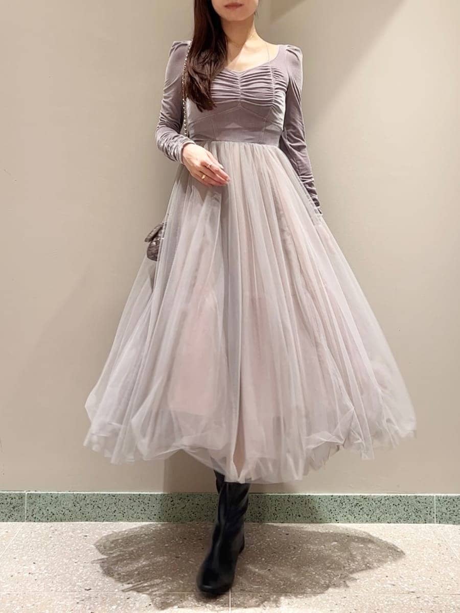 パープル系のワンピース、パープル系のショルダーバッグ、ブラック系のブーツを着用したレディースの夏コーディネートの4枚目の写真