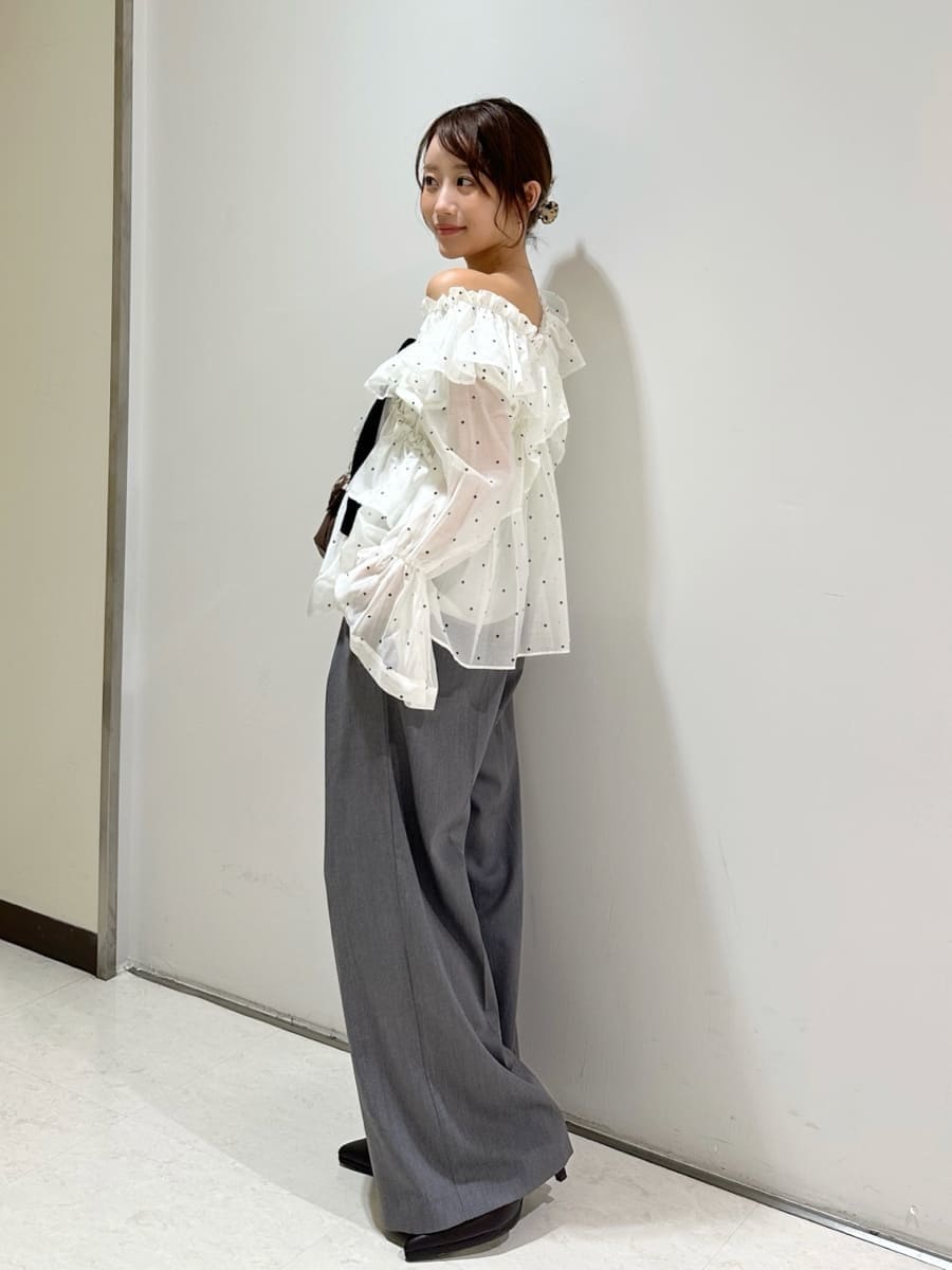 グレー系のその他パンツ、その他のシャツ/ブラウス、ブラウン系のパンプスを着用したレディースの秋コーディネートの4枚目の写真