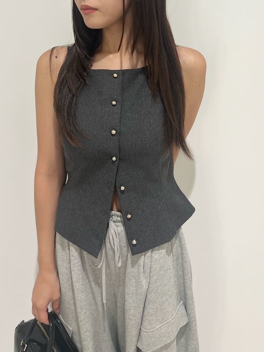 グレー系のキャミソール、グレー系のその他パンツ、ブラック系のパンプスを着用したレディースの夏コーディネートの4枚目の写真