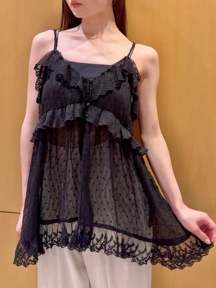 ホワイト系のその他パンツ、ブラウン系のトートバッグ、ブラック系の水着を着用したレディースの夏コーディネートの5枚目の写真
