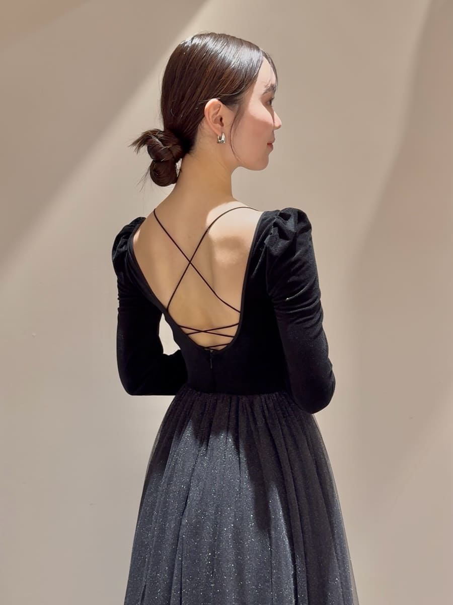 ブラック系のワンピース、ピンク系のパンプス、ベージュ系のショルダーバッグを着用したレディースの夏コーディネートの5枚目の写真