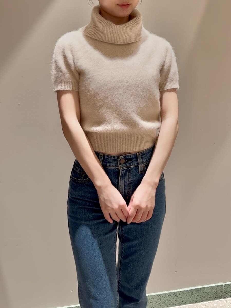 ピンク系のカーディガン/ボレロ、ピンク系のニット/セーター、ブルー系のデニムパンツを着用したレディースの秋コーディネートの6枚目の写真