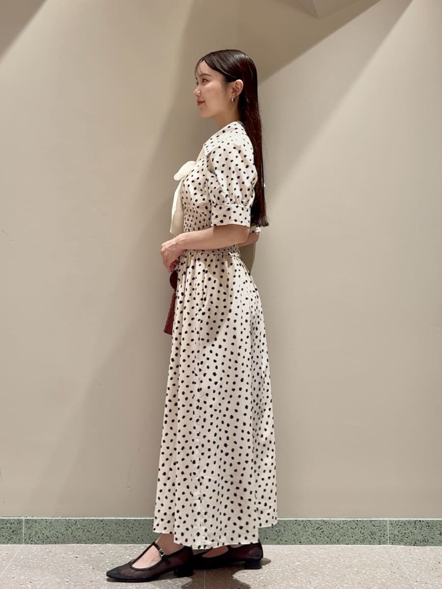 ホワイト系のワンピース、レッド系のショルダーバッグを着用したレディースの夏コーディネートの2枚目の写真