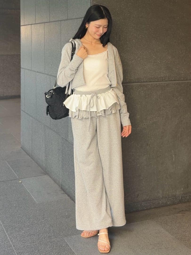 その他のサンダル、グレー系のその他パンツ、グレー系のパーカーを着用したレディースの夏コーディネートの2枚目の写真