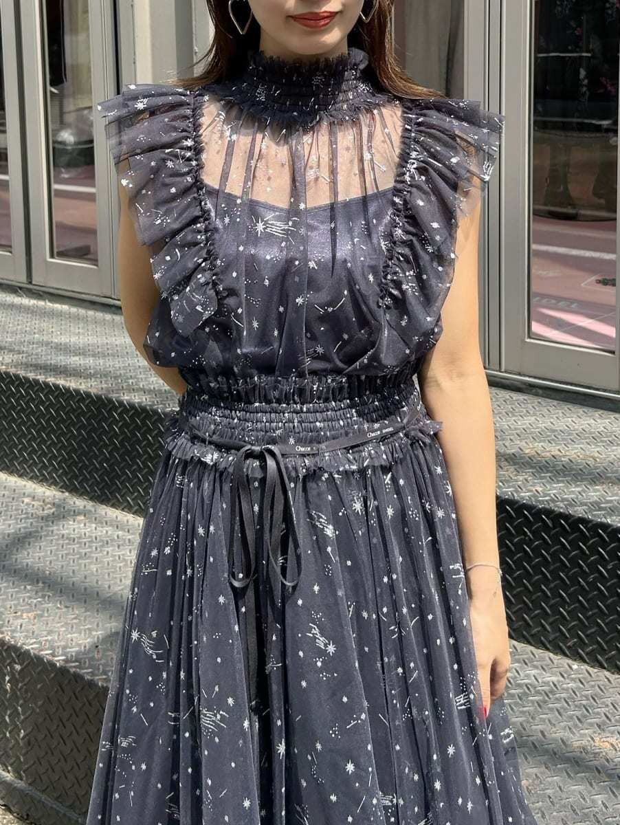 ブルー系のシャツ/ブラウス、ブルー系のスカート、ブラック系のカチューシャを着用したレディースの夏コーディネートの4枚目の写真