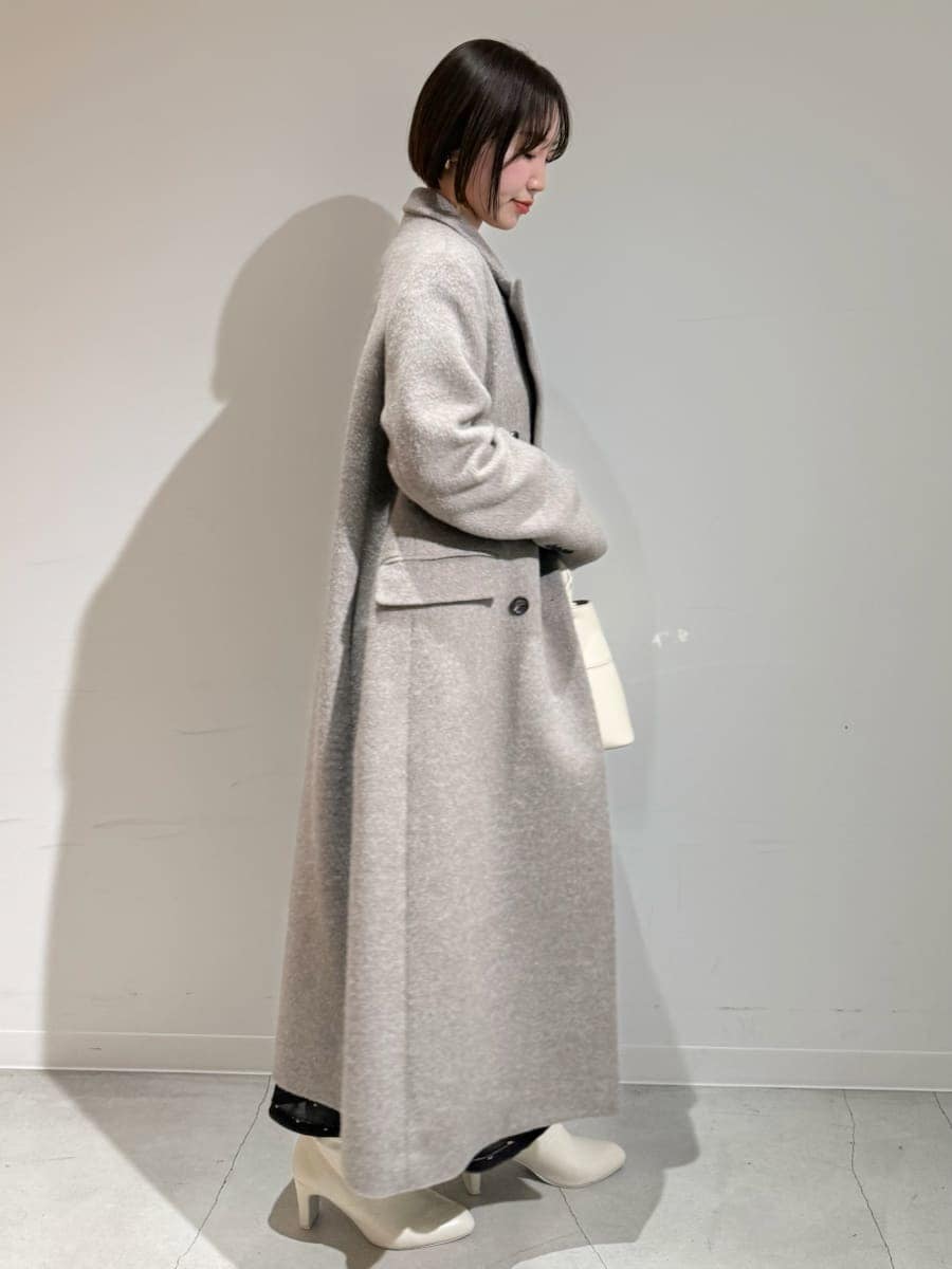 ベージュ系のチェスターコート、その他のワンピース、ホワイト系のハンドバッグを着用したレディースの冬コーディネートの9枚目の写真