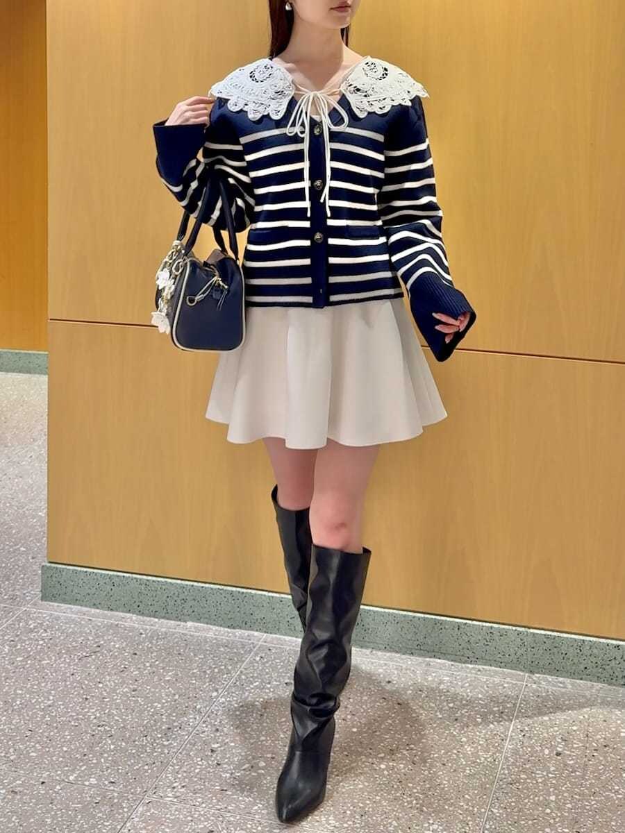 ホワイト系のその他パンツ、その他のカーディガン/ボレロ、ブルー系のボストンバッグを着用したレディースの冬コーディネートの8枚目の写真