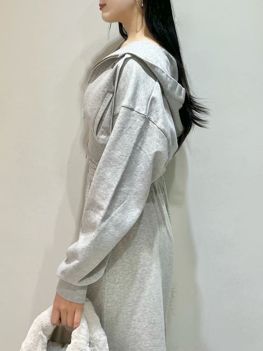 グレー系のその他パンツ、ブルー系のキャミソール、グレー系のパーカーを着用したレディースの秋コーディネートの4枚目の写真