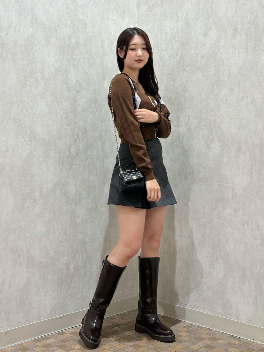 「骨格ウェーブ、肌見せ、ミニボトム、ニットトップス、アウター、レイヤードスタイル、カジュアル、デート、セットアップ、高身長、ストリート、カーディガン、タイトスカート、ロゴ、ギフト」｜「SNIDELのアーガイルニットジレプルオーバー（ニット/セーター、ブラウン系）」を使った、SNIDELさん（レディース・160cm）の夏コーディネートの5枚目の写真
