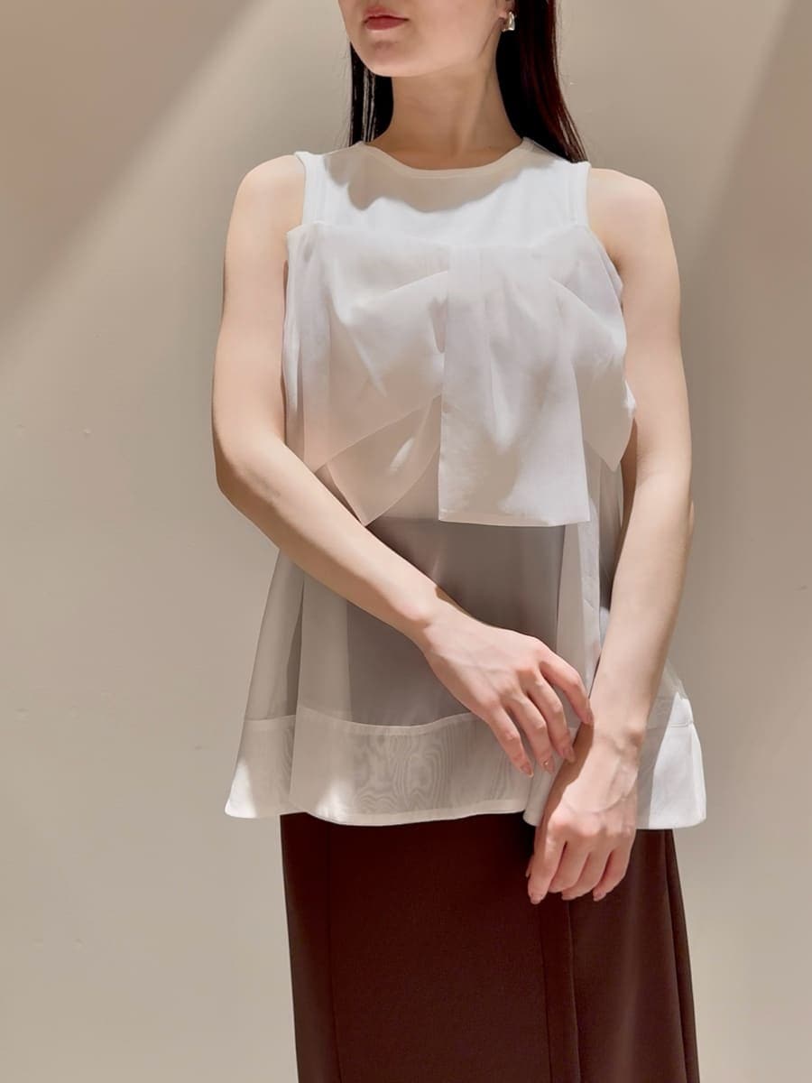 ホワイト系のTシャツ/カットソー、ブラウン系のスカート、ブラウン系のハンドバッグを着用したレディースの夏コーディネートの4枚目の写真