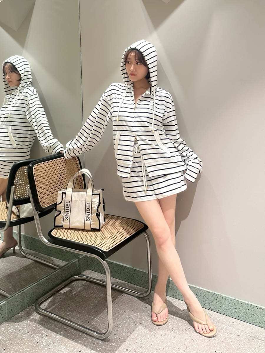 その他のその他パンツ、その他のパーカー、ホワイト系のハンドバッグを着用したレディースの夏コーディネートの3枚目の写真