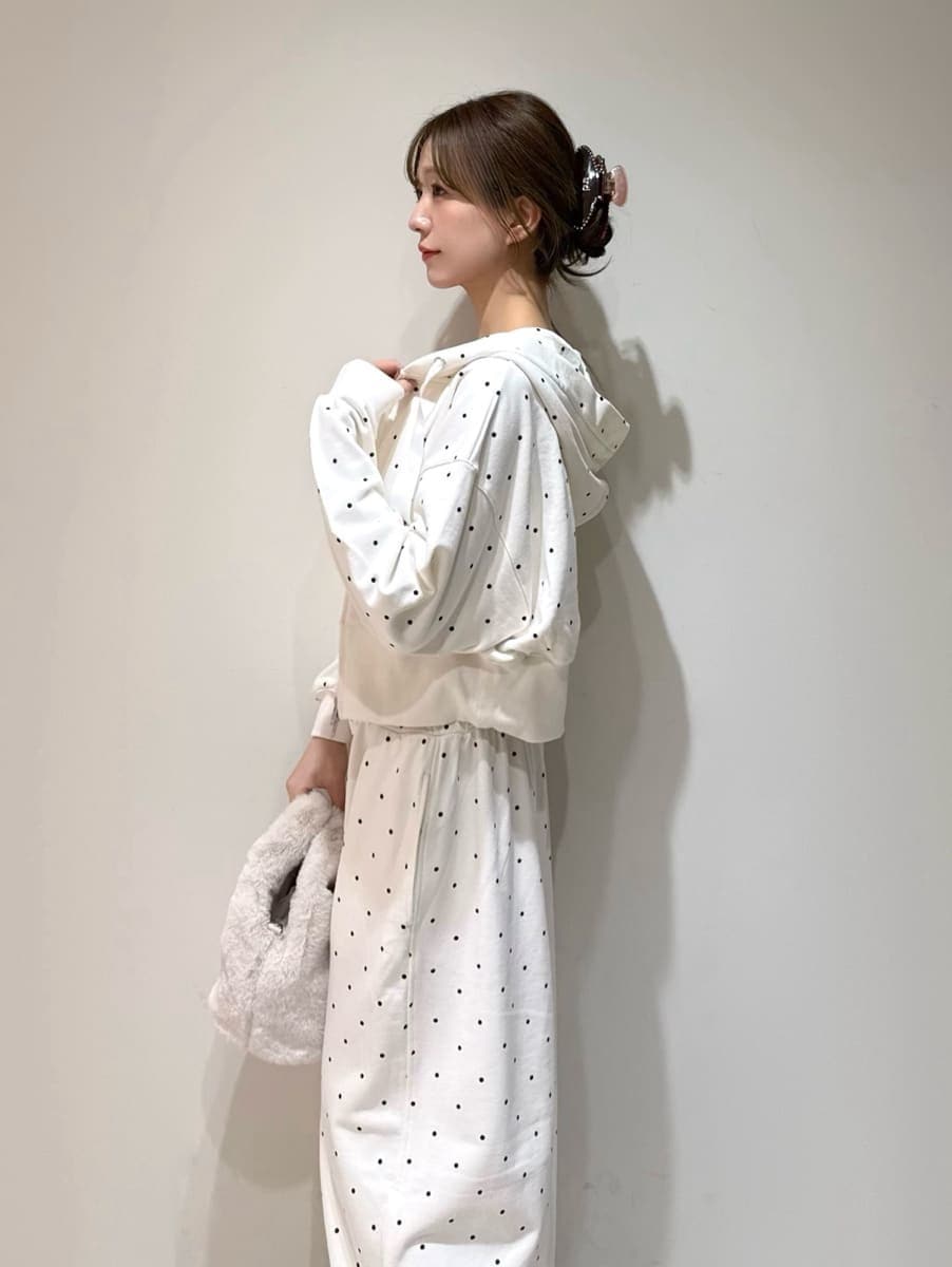 その他のその他パンツ、その他のパーカー、ホワイト系のカーディガン/ボレロを着用したレディースの秋コーディネートの4枚目の写真