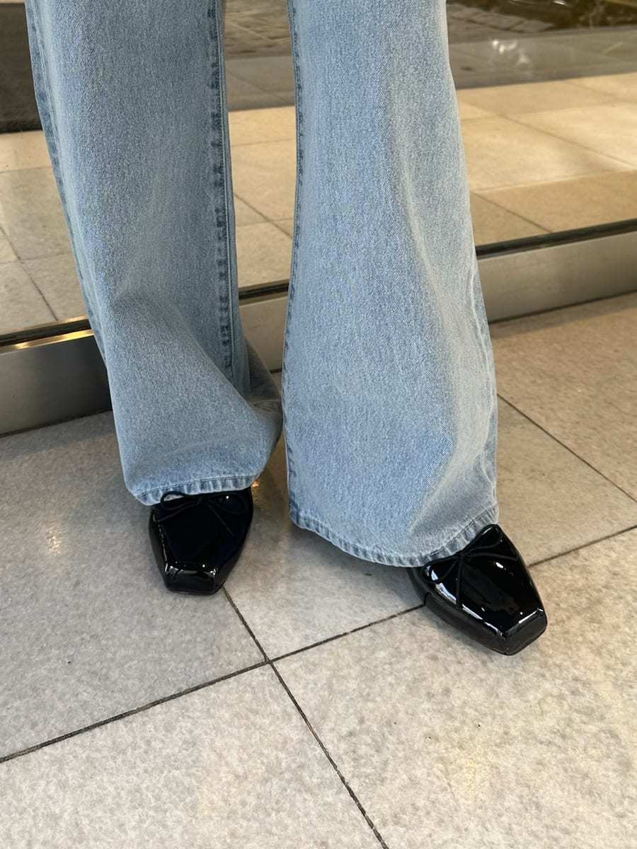 ブルー系のデニムパンツ、その他のニット/セーター、ブラック系のパンプスを着用したレディースの春コーディネートの8枚目の写真