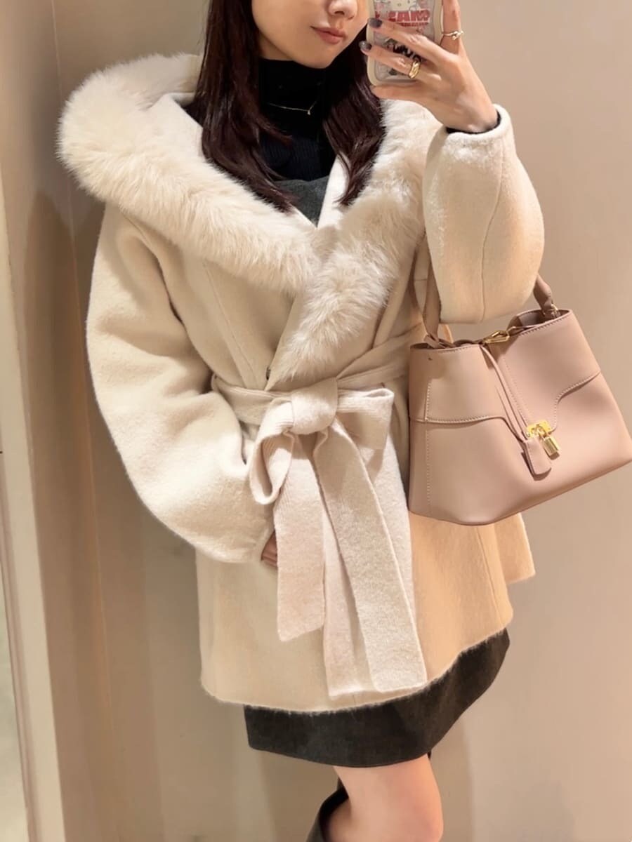 ホワイト系のその他アウター、ブラック系のニット/セーター、グレー系のワンピースを着用したレディースの秋コーディネートの8枚目の写真