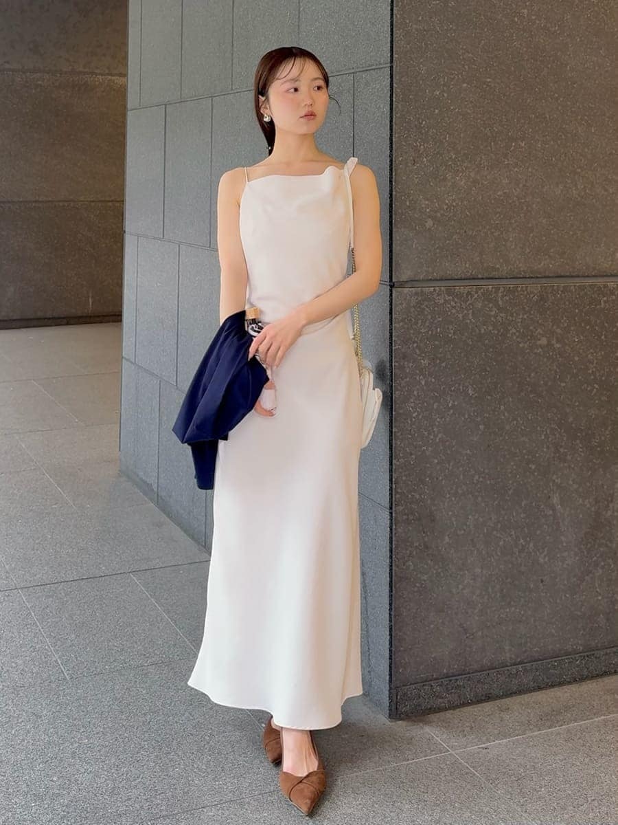 ホワイト系のワンピース、ブルー系のカーディガン/ボレロ、ブラウン系のパンプスを着用したレディースの春コーディネートの4枚目の写真