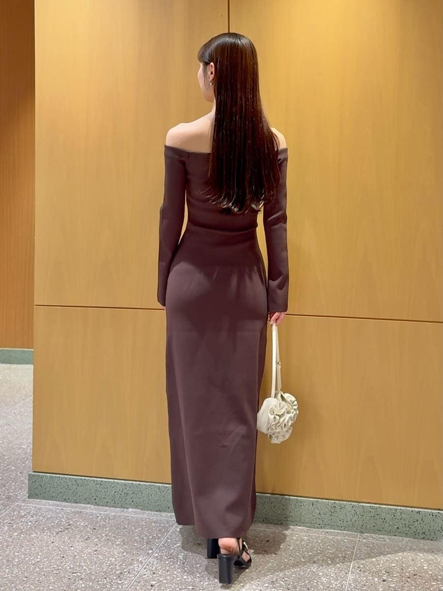 ホワイト系のハンドバッグ、ブラウン系のワンピースを着用したレディースの春コーディネートの3枚目の写真