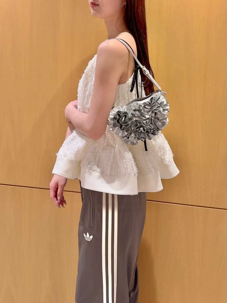 ホワイト系のその他トップス、グレー系のその他パンツ、シルバー系のハンドバッグを着用したレディースの冬コーディネートの9枚目の写真