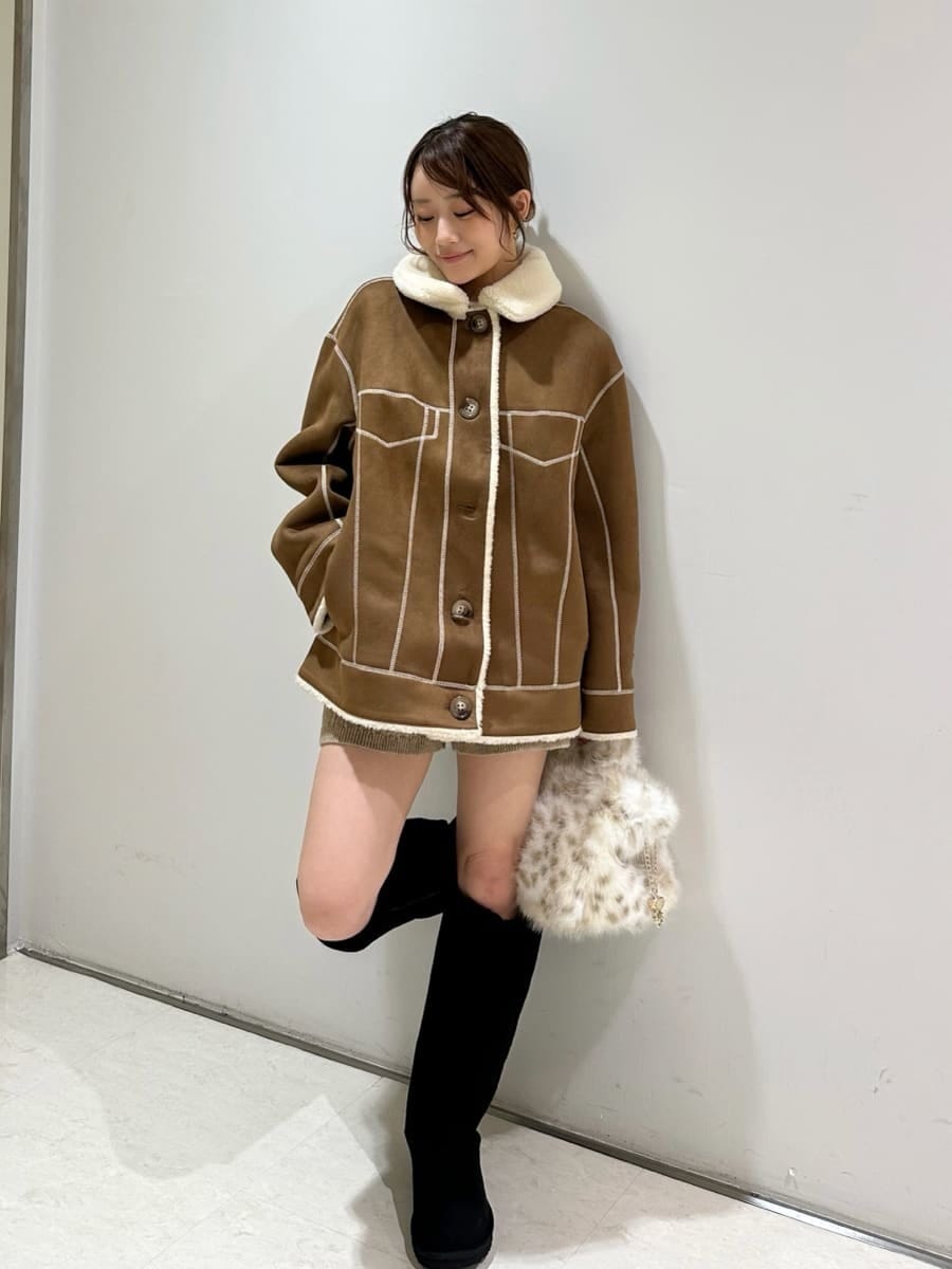 ブラウン系のその他パンツ、その他のショルダーバッグを着用したレディースの秋コーディネートの6枚目の写真