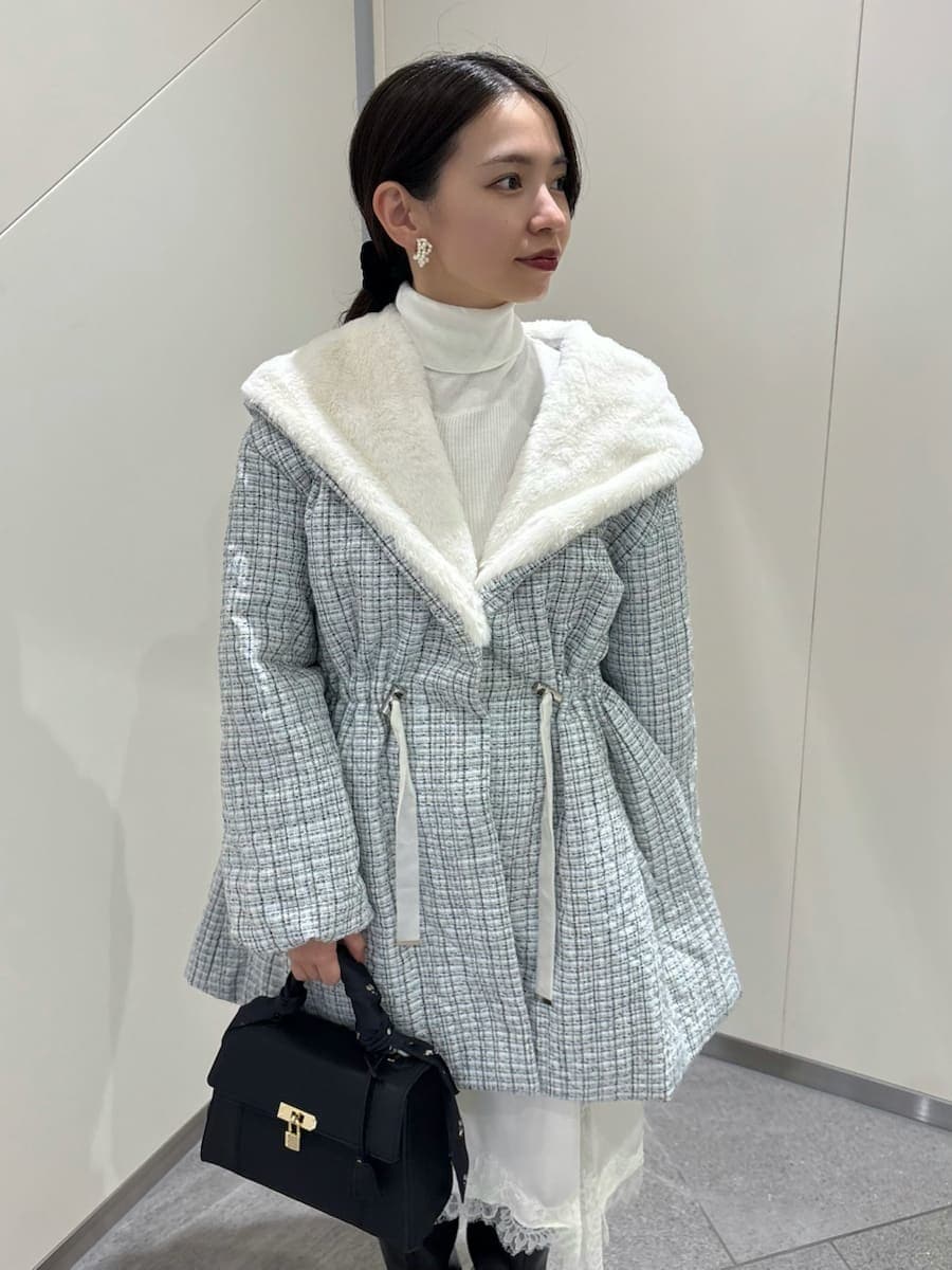 ブルー系のモッズコート、ホワイト系のスカート、ホワイト系のニット/セーターを着用したレディースの秋コーディネートの6枚目の写真