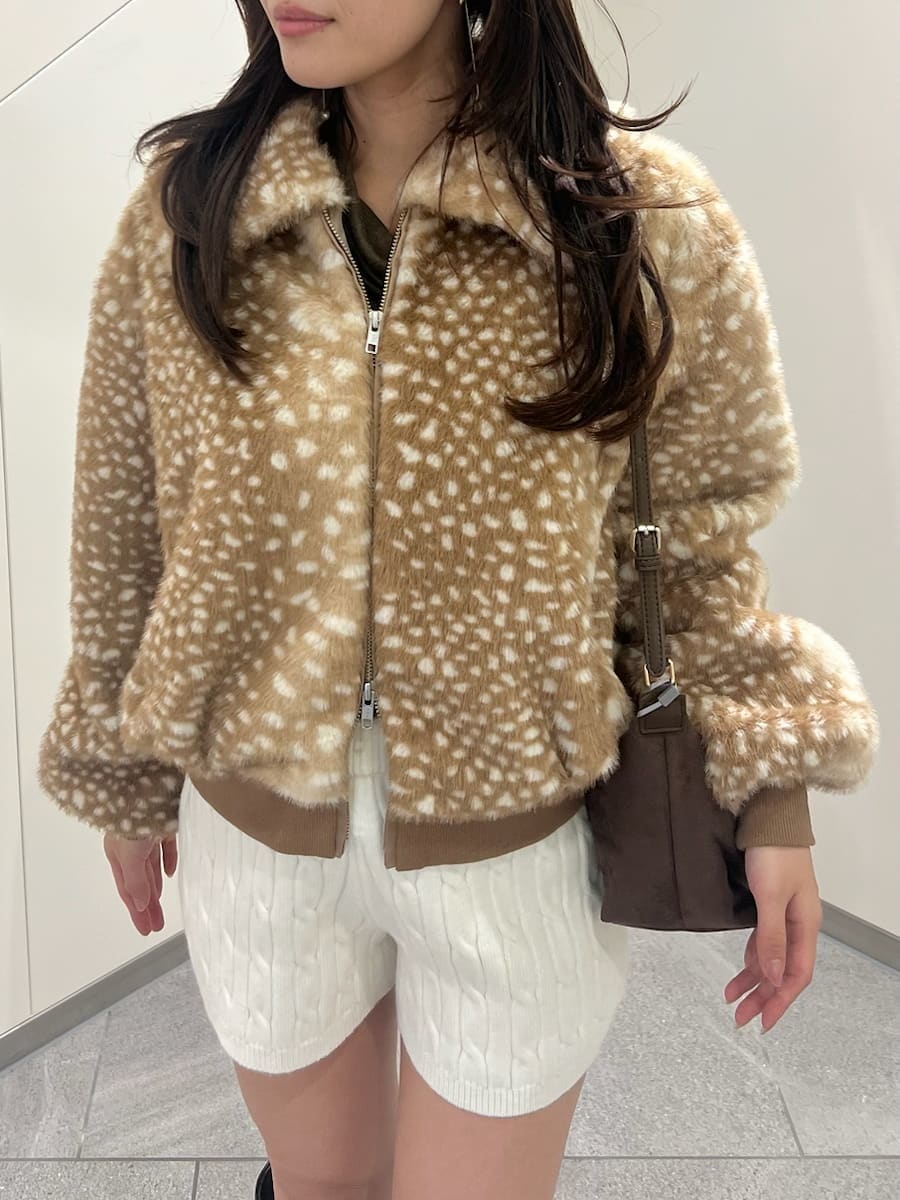 その他のブルゾン、ホワイト系のその他パンツ、ブラウン系のニット/セーターを着用したレディースの秋コーディネートの4枚目の写真