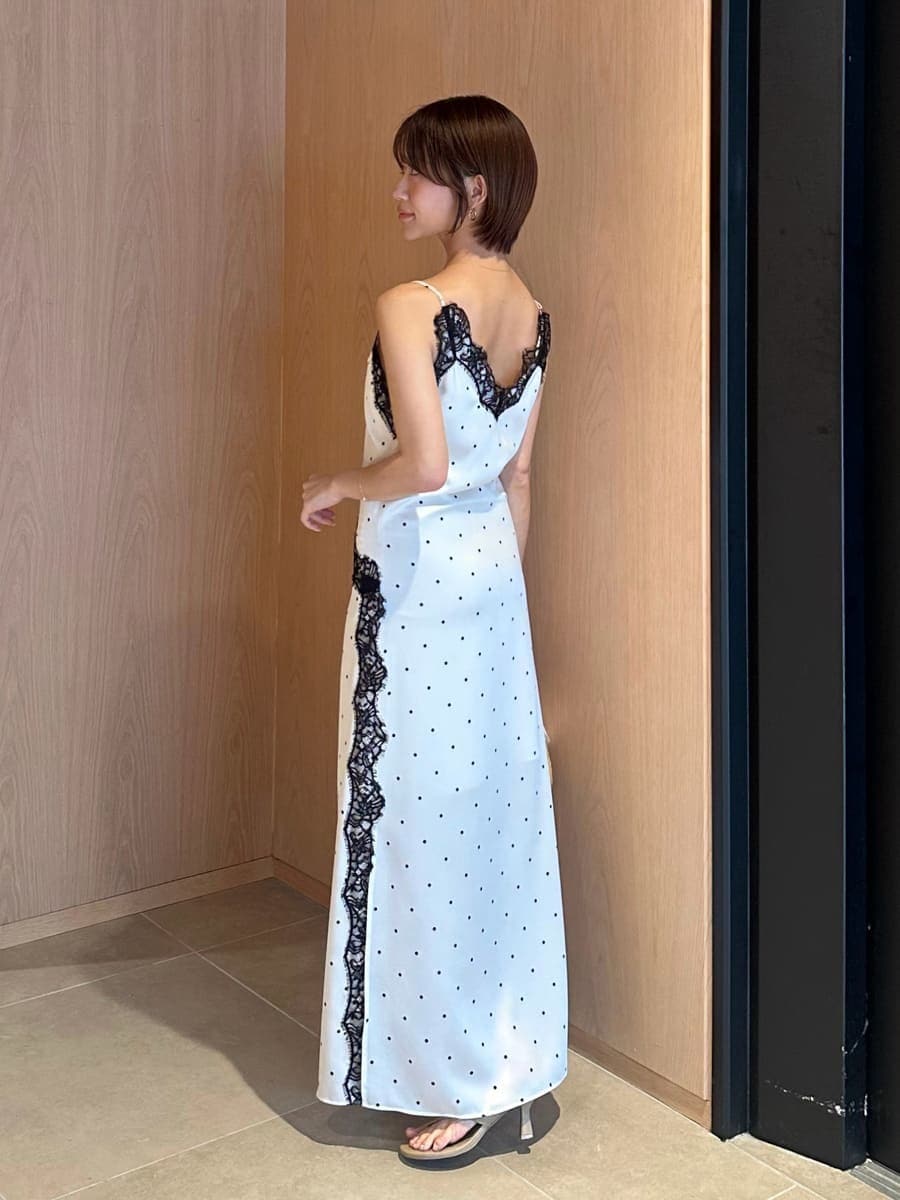 ホワイト系のかごバッグ、その他のワンピースを着用したレディースの夏コーディネートの3枚目の写真