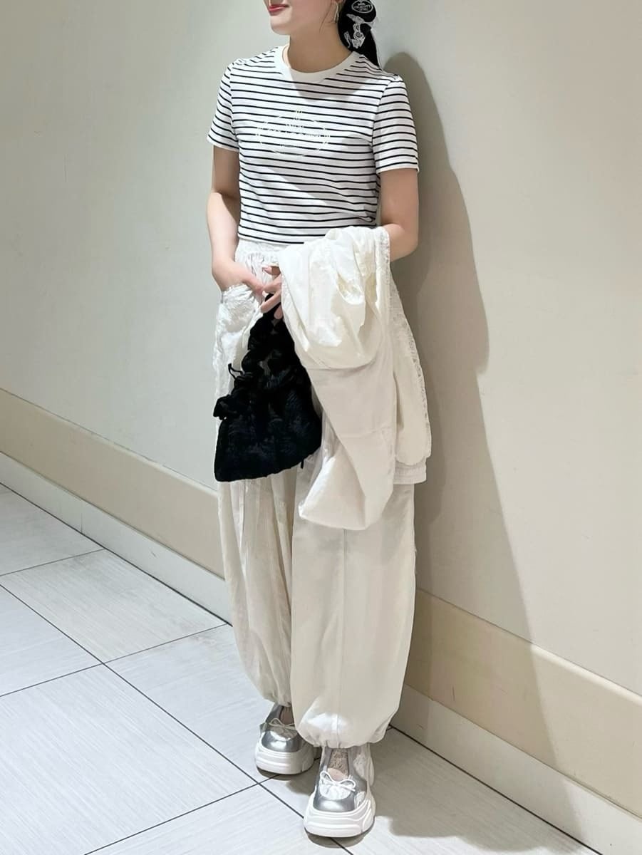 ホワイト系のブルゾン、ホワイト系のその他パンツ、その他のTシャツ/カットソーを着用したレディースの春コーディネートの6枚目の写真