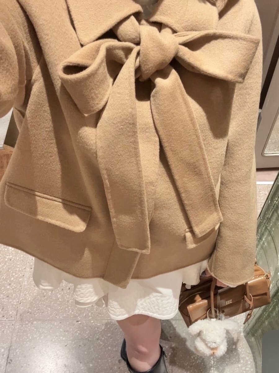 イエロー系のテーラードジャケット、ホワイト系のシャツ/ブラウス、ホワイト系のその他パンツを着用したレディースの秋コーディネートの9枚目の写真