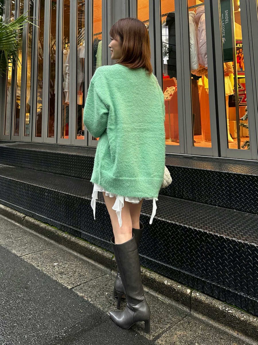 グリーン系のカーディガン/ボレロ、ホワイト系のシャツ/ブラウス、ホワイト系のその他パンツを着用したレディースの秋コーディネートの6枚目の写真